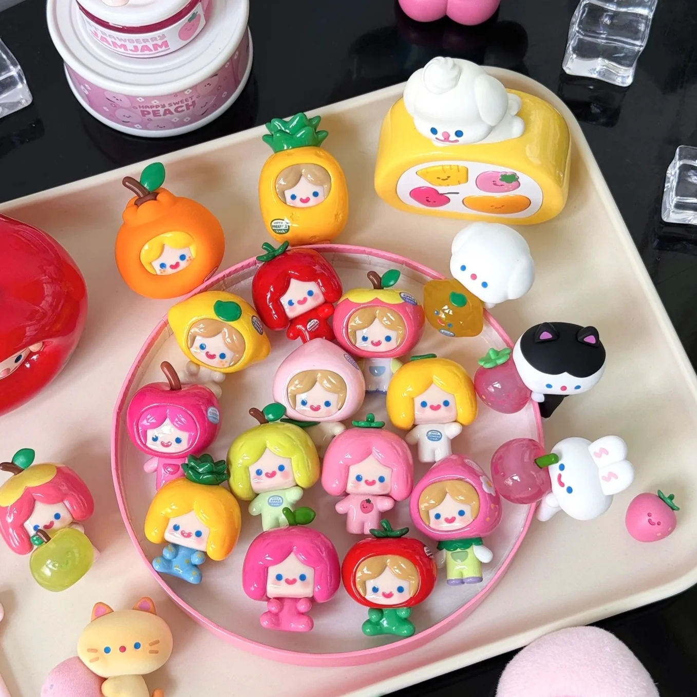 Figuras de Anime caja ciega juguete de moda Rico Happy Friends decoración de habitación célula Original en la serie de cesta de frutas coleccionable