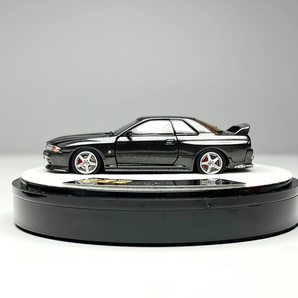 

PGM 1:64 Souvenir R32 Diecast Model Car