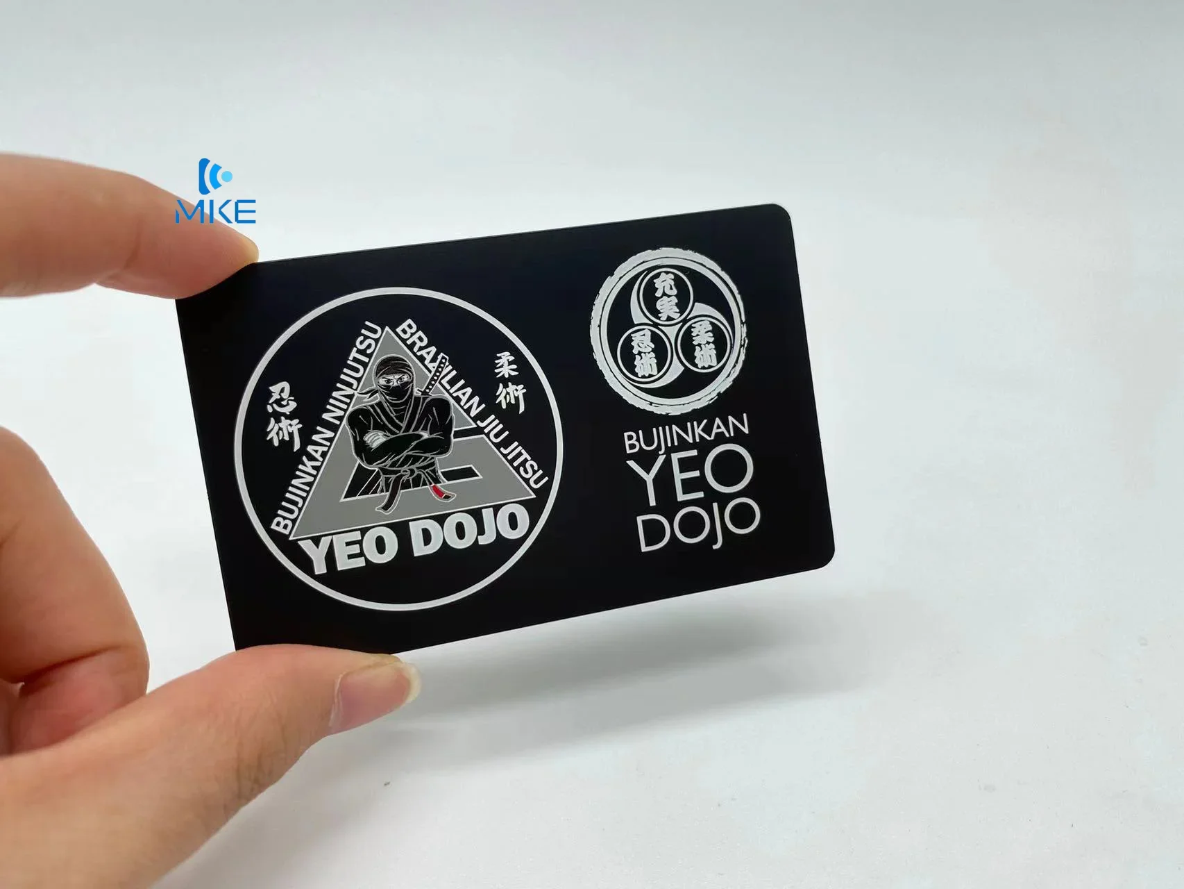 Recorte de tarjetas de metal de oro rosa cepillado