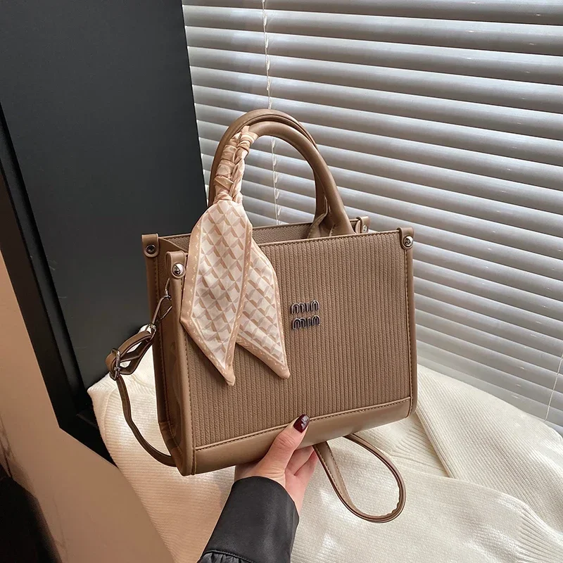 

Женская сумка через плечо большой емкости с ремешком-цепочкой, минималистичная пригородная сумка с уникальным письмом и вневременным парижским стилем