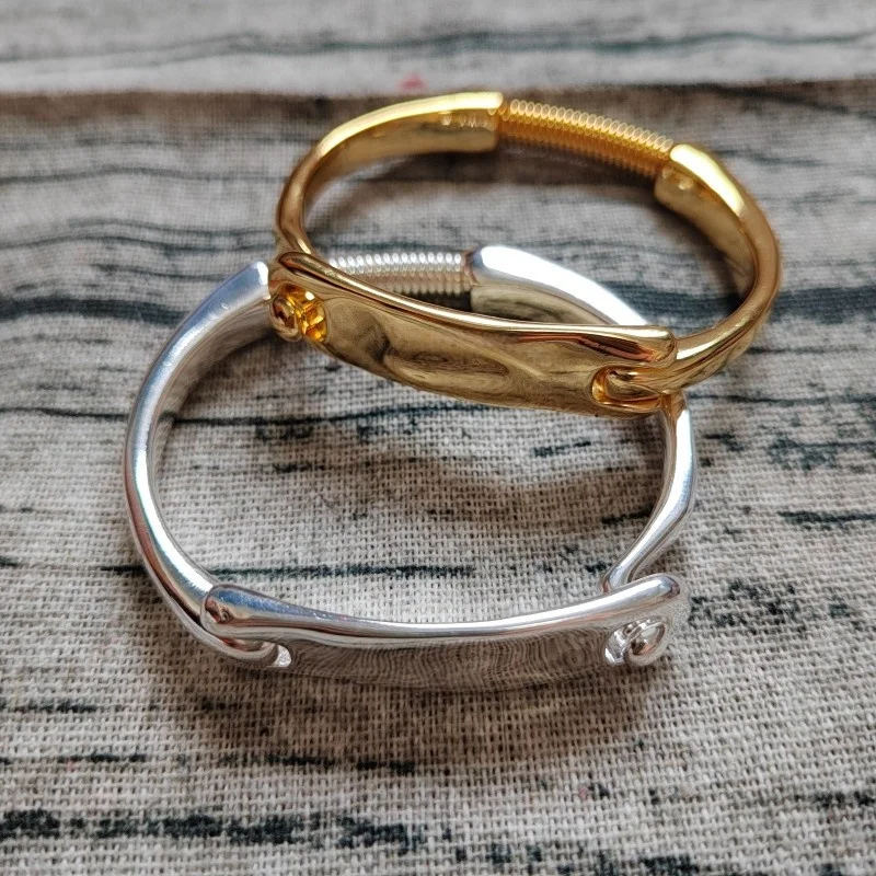 

Модный и популярный браслет в ретро-стиле, хит продаж 2026 года, идеально подходит для повседневной носки с украшениями.