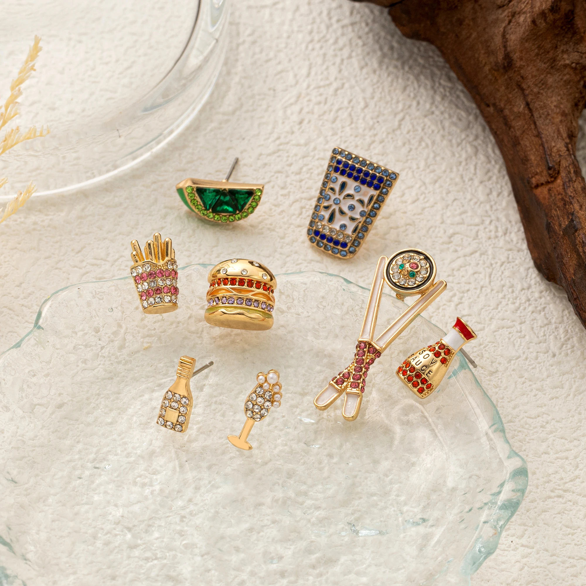 Ins غير المتماثلة الأقراط الماس الكامل الإبداعية الإفطار كوكتيل لطيف شخصية ترصيع للنساء