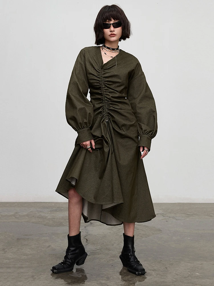 [EAM] Women Army Green Drawstring Irregular Elegant Midi Dress New V-Neck Long Sleeve Fashion Tide Spring Autumn 2024 1DH4734