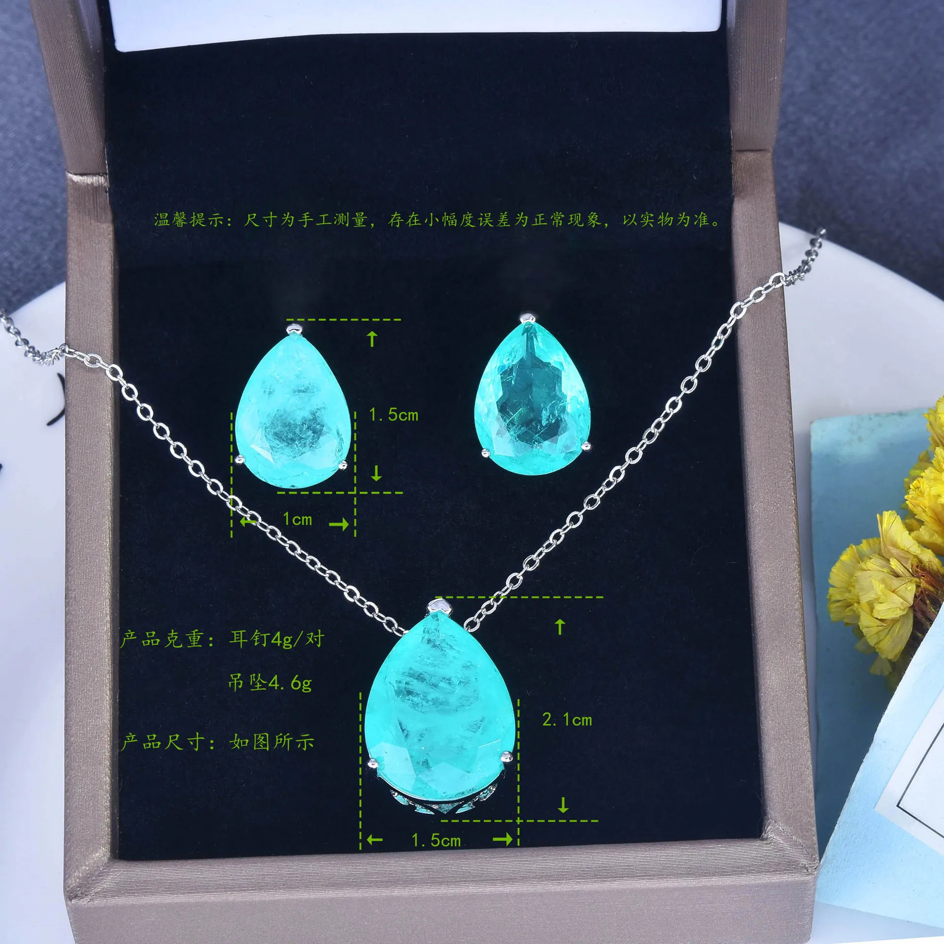 Kristall-Smaragd-Paraiba-Anhänger in Birnenform für Ohrringe und Halskette. Schmuckset für Damen. – Detail 9