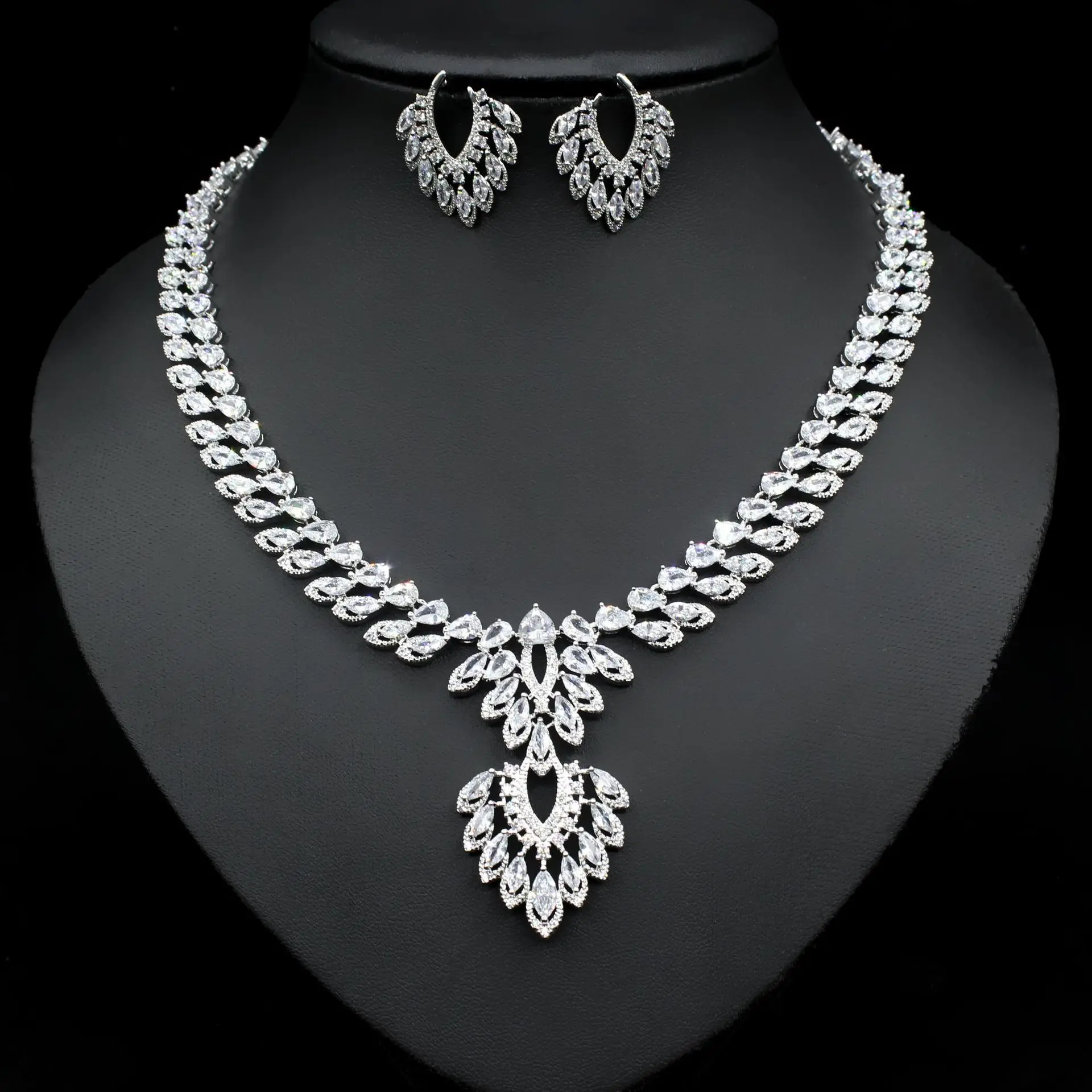 

Popular Luxury Bridal Wedding Necklace Earrings Dress Water Drop Zircon Three-Piece Set Jewelry