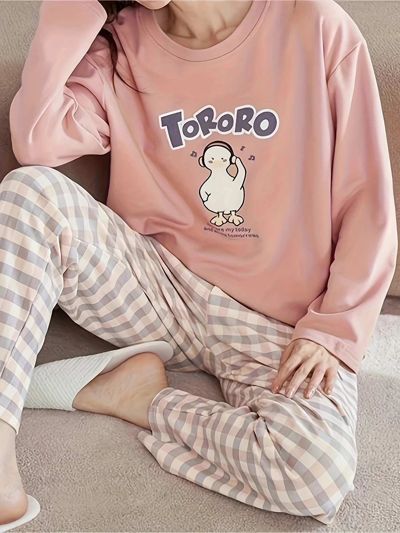 

Женский пижамный комплект на осень и зиму — пуловер с круглым вырезом, мультяшный принт утки для наушников, розовый топ + клетчатые брюки, Sweet Girly L