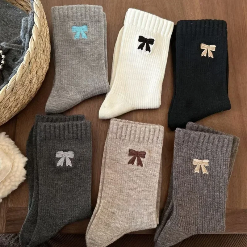 Meias bowknot, meias femininas de estilo coreano outono e inverno quentes de pelúcia retrô meias de cano médio, meias femininas marrons de cano médio