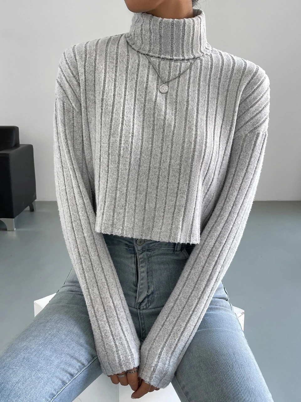 Grauer, hochgeschlossener, gerippter, kurzer Strickpullover für Damen mit langen Ärmeln und lockerem, schlankmachendem Strickoberteil
