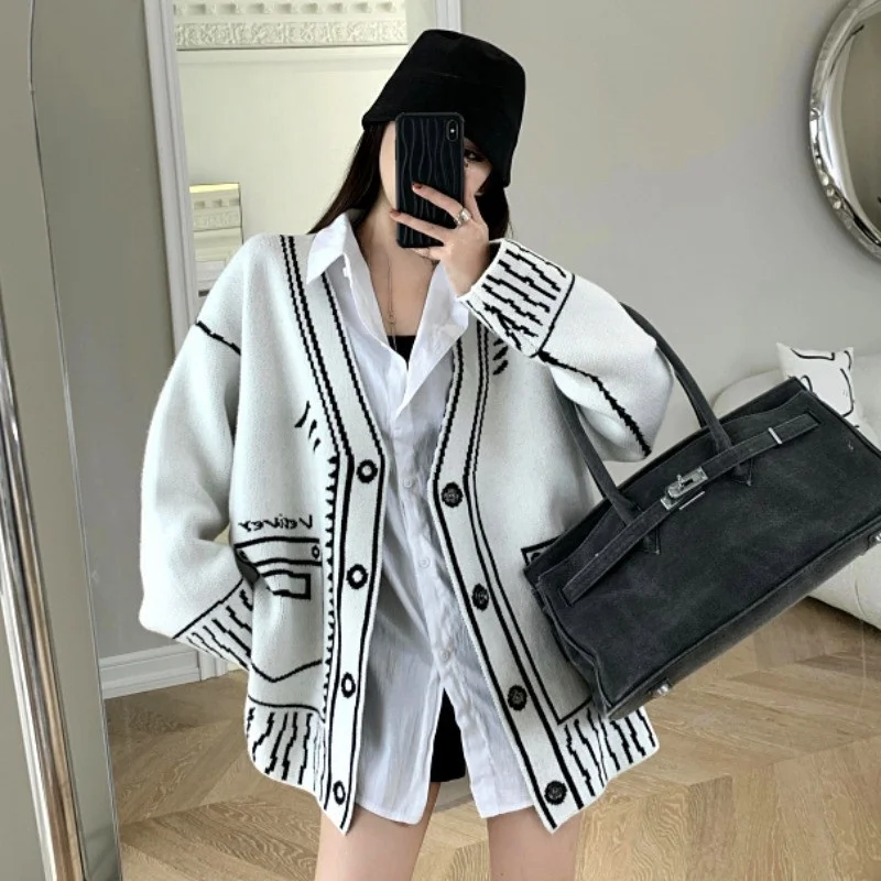 เสื้อคลุมคาร์ดิแกนสีขาวสำหรับผู้หญิง เสื้อคลุมแฟชั่นฤดูใบไม้ร่วงฤดูหนาว ทรงตรง แขนยาว คอวี ติดกระดุม