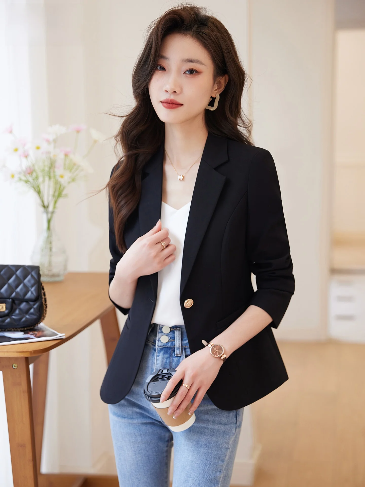 

Черный повседневный укороченный пиджак для женщин: стильный, универсальный, из высококачественного полиэстера и спандекса, с круглым подолом.