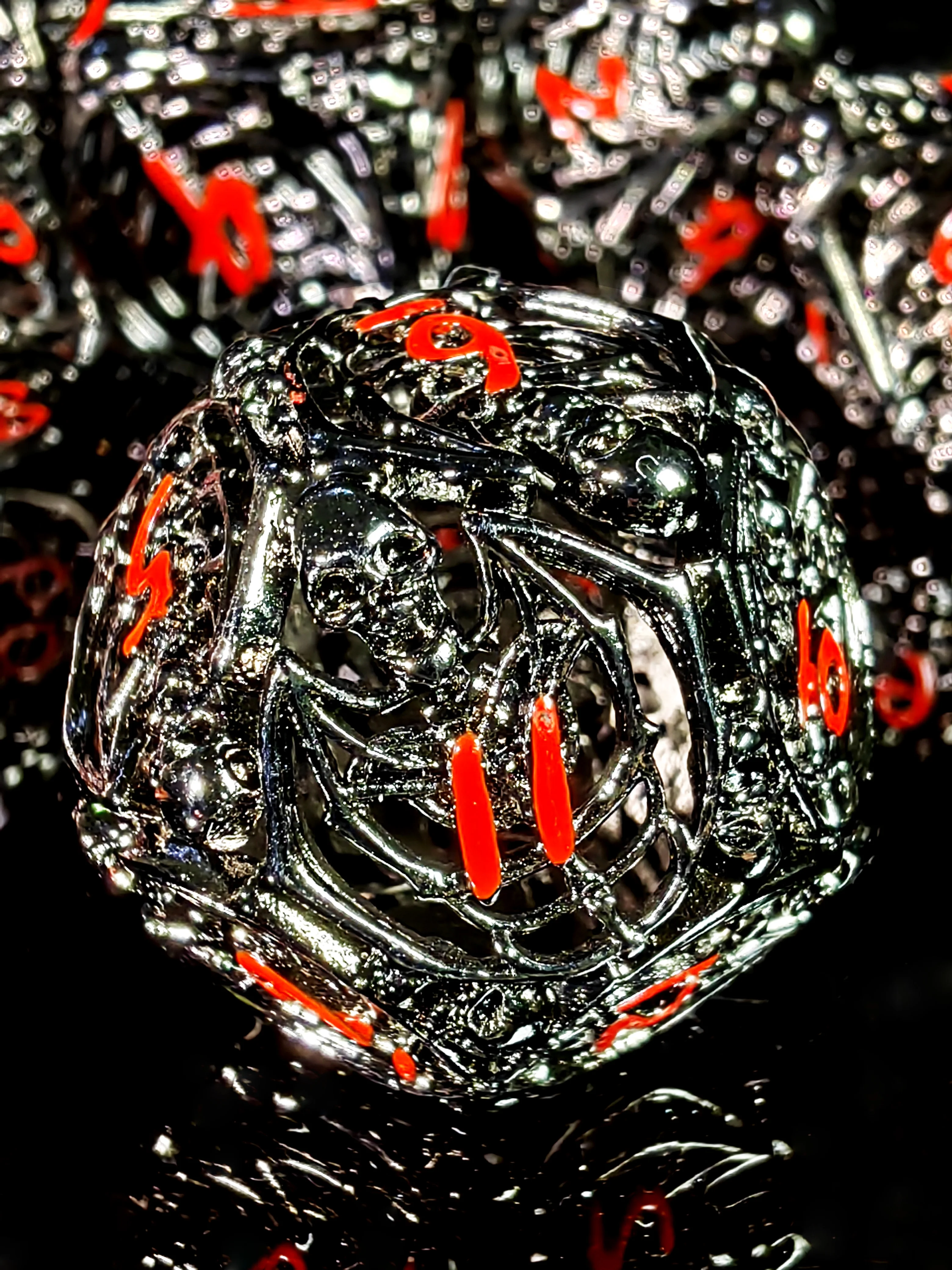 Juego de dados de metal DnD: diseño de calavera de aleación de zinc, base plateada con números rojos, perfecto para mazmorras y dragones, juegos de rol