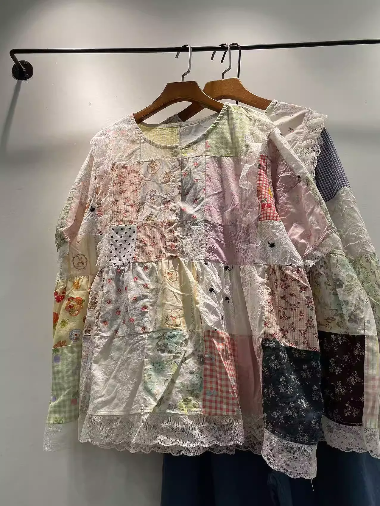 

Японская одежда 2026: женские рубашки и блузки из чистого хлопка с принтом и кружевными вставками, оригинальные брендовые топы для весны