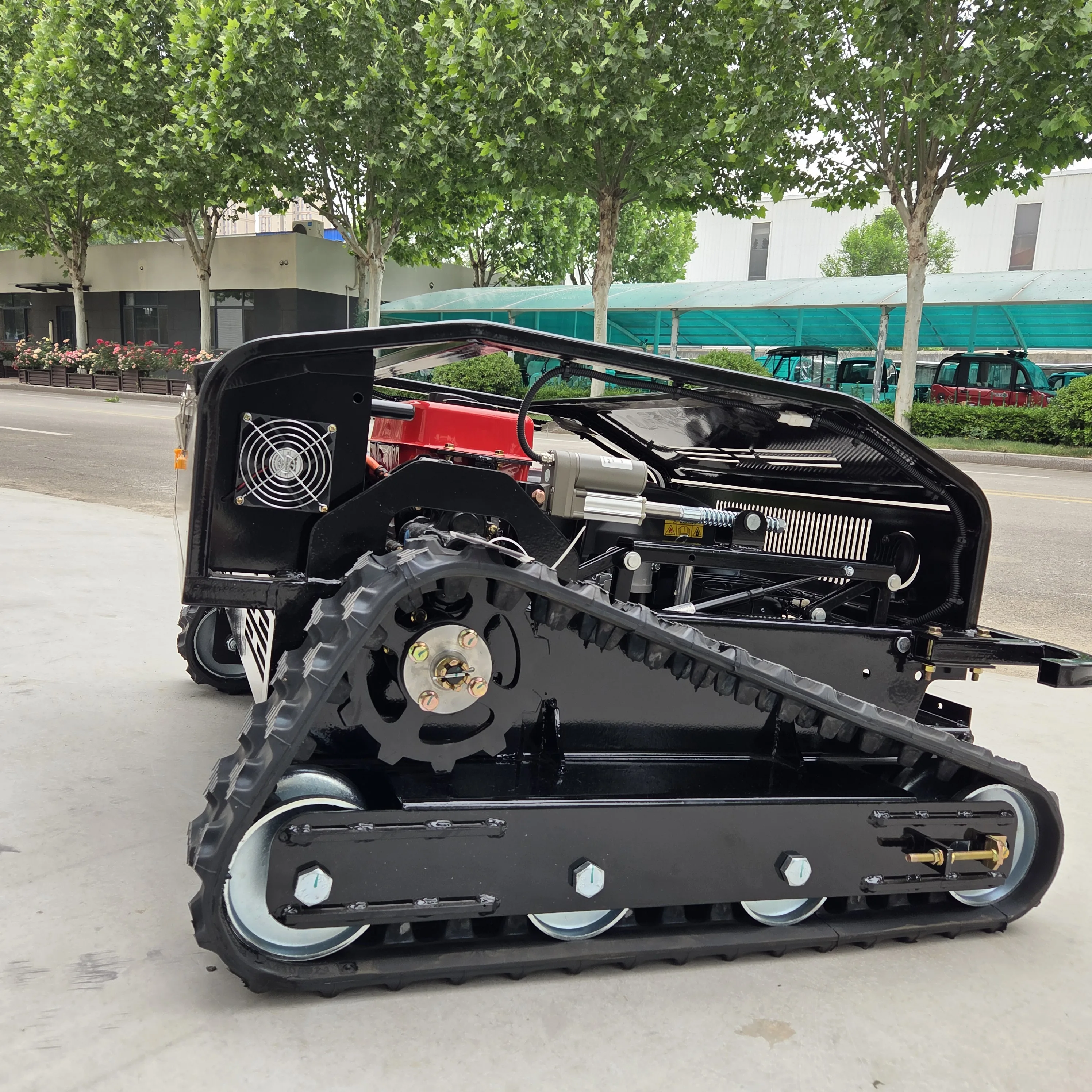 Старт одной кнопкой! Газонокосилка с дистанционным управлением: эффективная резка, сильная способность лазания и может решает сорняки в комплексном дождении.