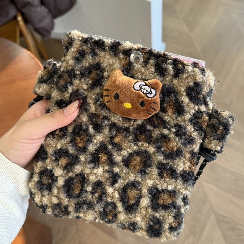 

Мини-сумка Hello Kitty, новый стиль, плюшевая сумка с леопардовым принтом, красная клетчатая сумка на плечо, сумка через плечо с мультяшным принтом