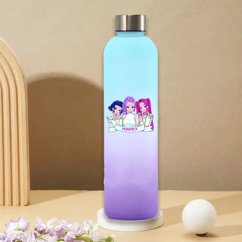 

900 мл KPop Охотники на демонов Бутылка для воды Питьевые мультяшные аниме Фигурки с принтом Спортивные чашки с маркером времени Портативные бутылки Подарок