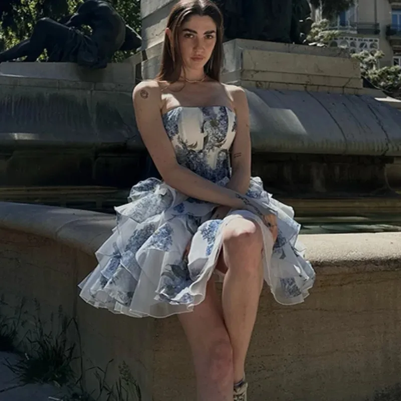 

Элегантное вечернее мини-платье А-силуэта без бретелек с цветочным принтом, многоярусное, с открытой спиной, без рукавов, с плиссированным подолом, для вечеринок