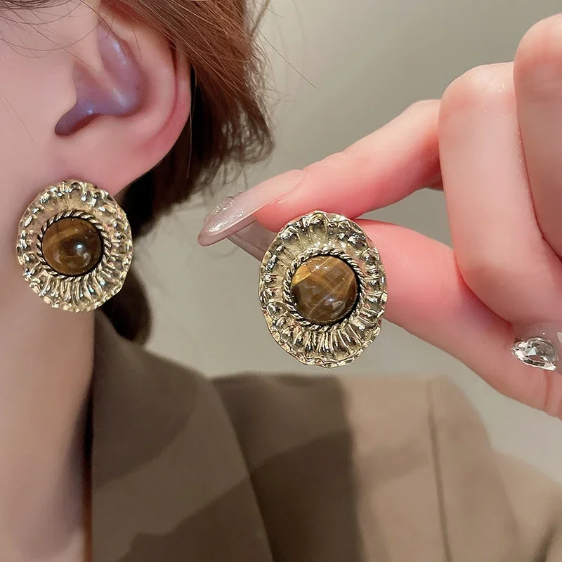 Retro exquisite stud earrings, high-end sense light luxury temperament earrings