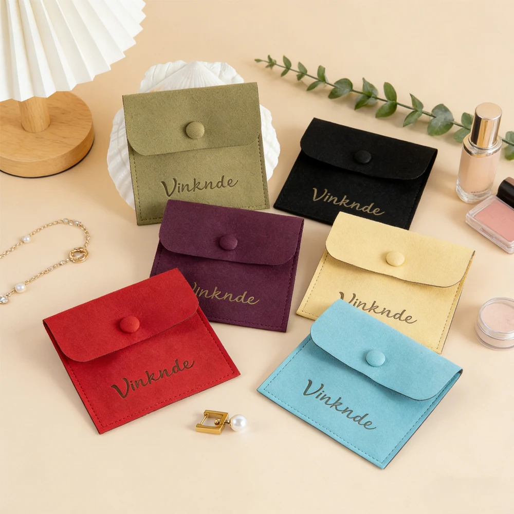 

Упаковка для ювелирных изделий: квадратные конверты 8x8 см, микрофибровые мешочки с застежкой-кнопкой и возможностью нанесения логотипа, для хранения браслетов, серег и других украшений.