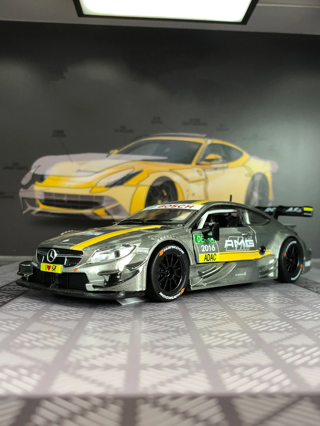 

Модель автомобиля Mercedes AMG C 63 DTM 2016 из цинкового сплава, масштаб 1:32, статическая модель, металлический коллекционный подарок.