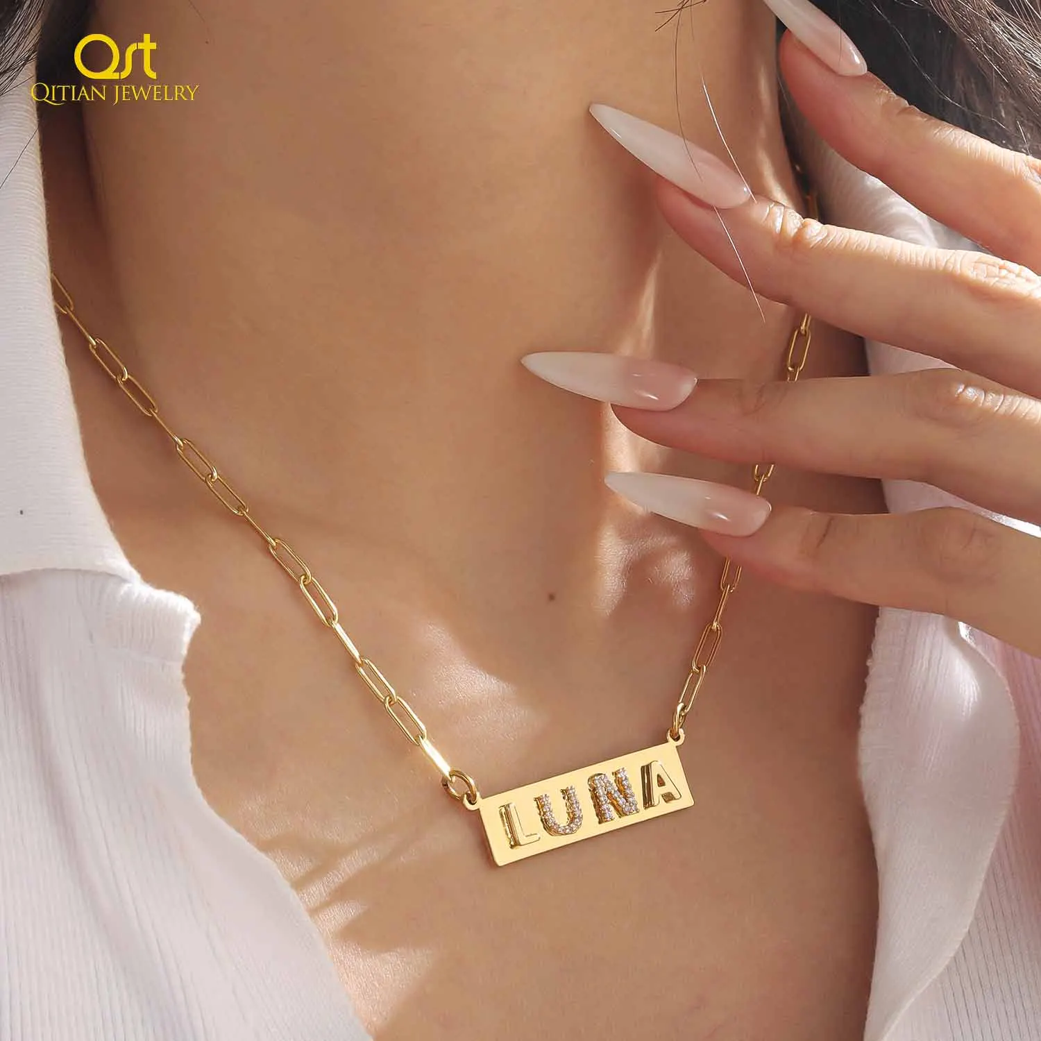 Qitian Personalized Letter Rectangular Sign Necklace Custom Bame Bar Pendant Paperclip Chain Rhinestone Jewelry Gift For Women