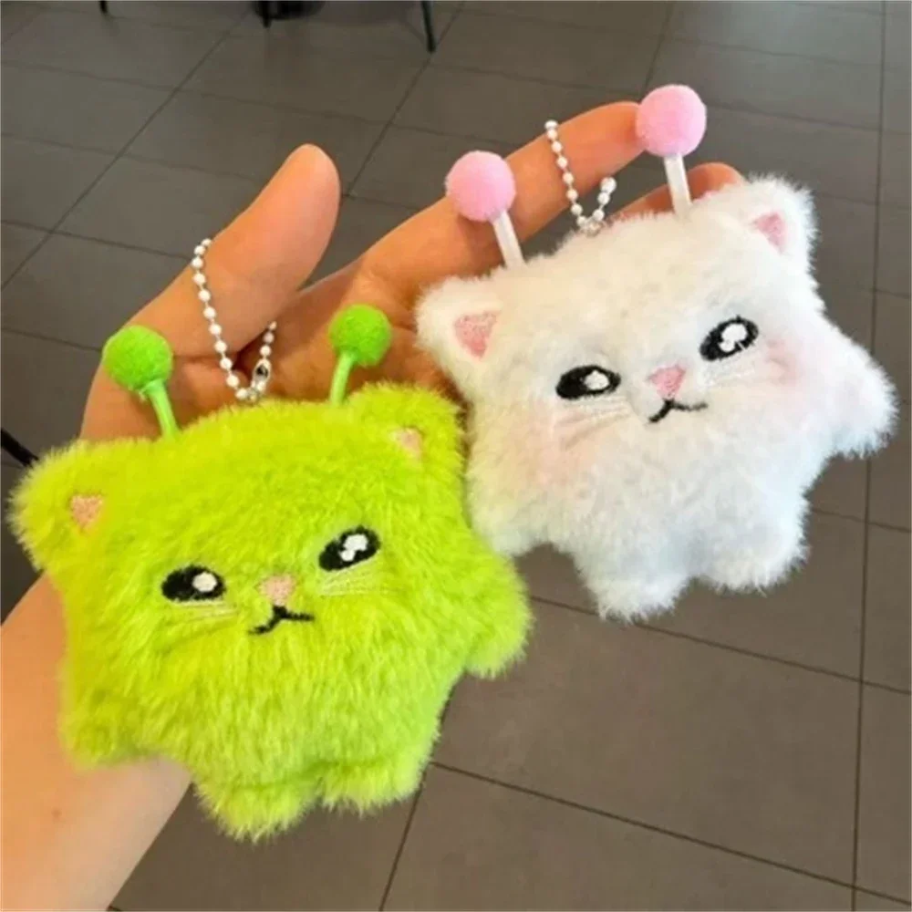 Llavero de peluche con forma de gato alienígena verde, un accesorio divertido con forma de animal, un colgante adorable para bolsos, un adorno de joyería para niñas y mujeres jóvenes.