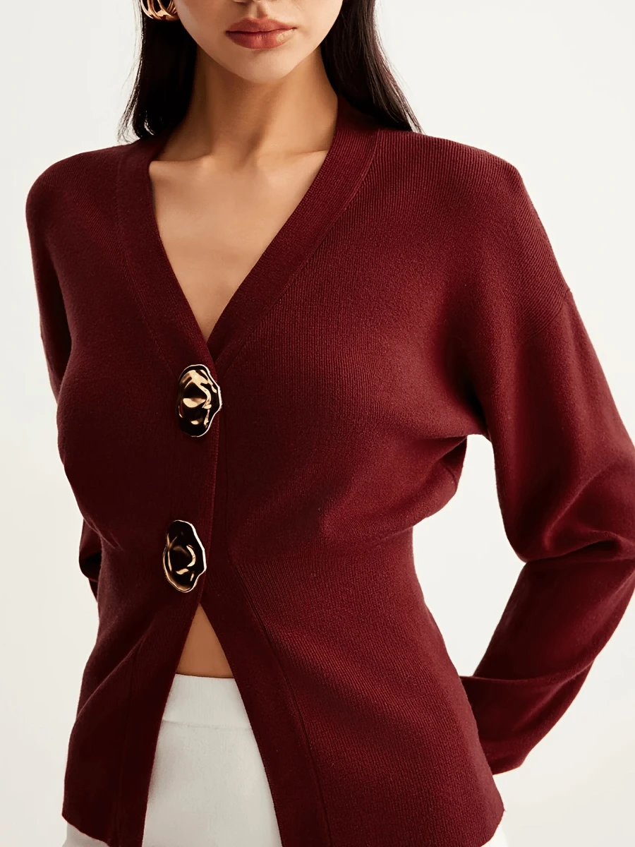 เสื้อถักไหมพรมสีแดงไวน์ TWOTWINSTYLE สำหรับผู้หญิง คอวี แขนยาว ตกแต่งด้วยกระดุมโลหะขนาดใหญ่ ทรงเข้ารูป รุ่นใหม่