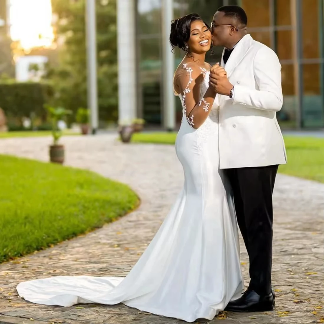 تخصيص مغرفة الدانتيل يزين فستان الزفاف للعروس الزواج ذيل شابيل حديقة الأفريقية طويلة الأكمام زي العرائس