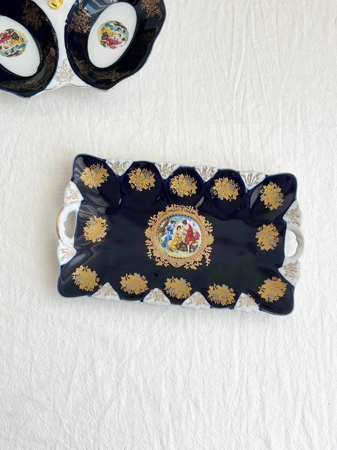 

Y Blue glazed European style character ceramic double ear disc three grid disc