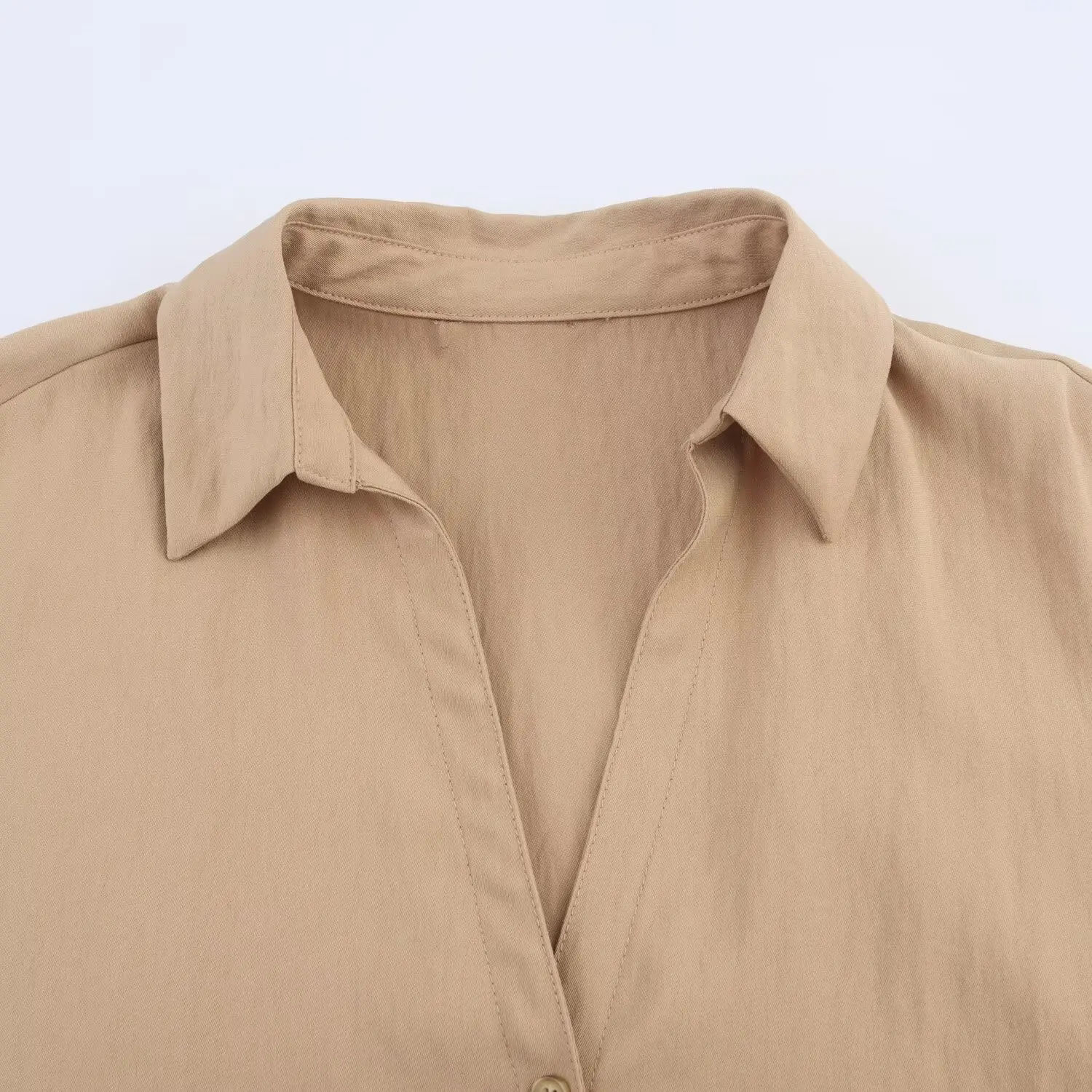 เสื้อเชิ้ตแขนสั้นลำลองสไตล์เรโทรลำลองสำหรับผู้หญิงใหม่ประจำฤดูร้อนปี 2025 ดีไซน์เรียบง่าย ปกกว้าง ทรงหลวม