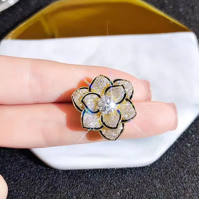 عالية الجودة Xiaoxiangfeng كاميليا بروش صغير الملمس كريستال زهرة الصدار العنق المضادة للضوء الديكور دعوى الملحقات