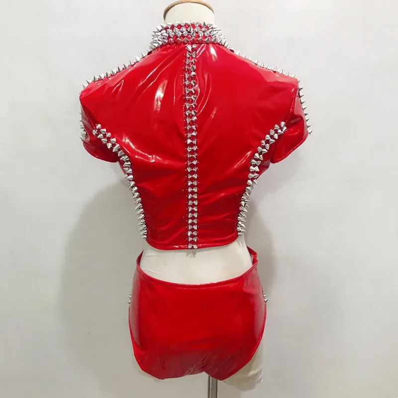 ชุดเต้นรำสำหรับผู้หญิง 2 ชิ้น เสื้อหนัง PU สีแดง แต่งหมุด พร้อมกางเกงขาสั้น เหมาะสำหรับใส่ไปเที่ยวกลางคืน บาร์ ดีเจ โกโก้ แดนซ์ แจ๊ส  ชุดแสดงเซ็กซี่สำหรับทีมเต้นรำ