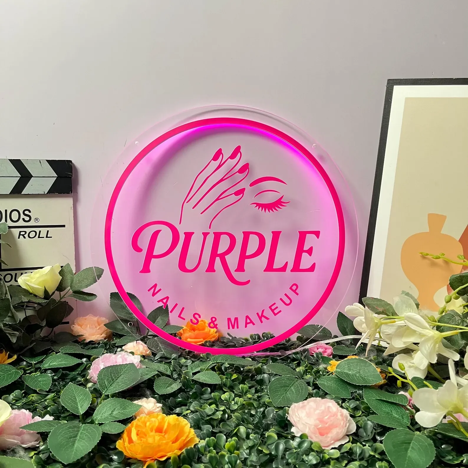 Beauty And Makeup Studio - لافتة نيون مخصصة بشعار الصالون، إضاءة