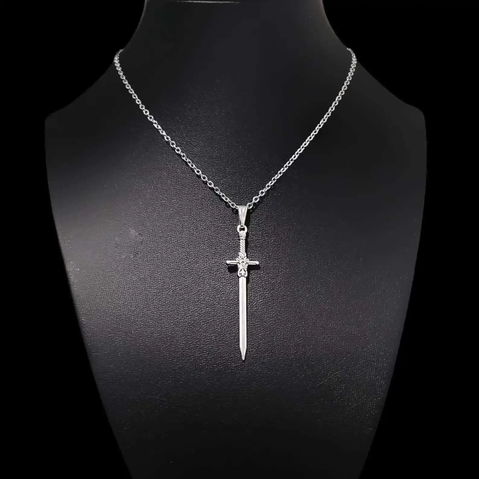 Persönlicher, exquisiter silberfarbener Messer-Schwert-Anhänger aus Edelstahl – Halskette für Damen und Herren, Gothic-Punk-Schmuck-Accessoire, Geschenk – Detail 2