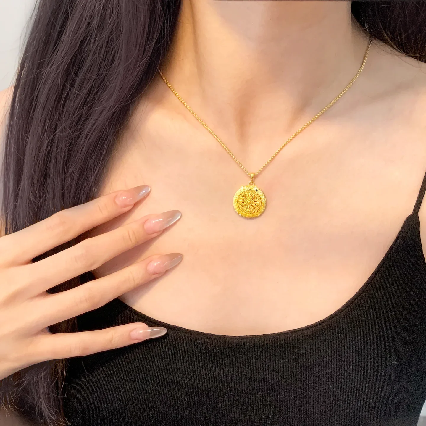 

Круглый кулон-ваджра для женщин из 24-каратного золота AU999 - Изысканно выгравированный узор ваджры, премиальная текстура, для офисного профессионального стиля.