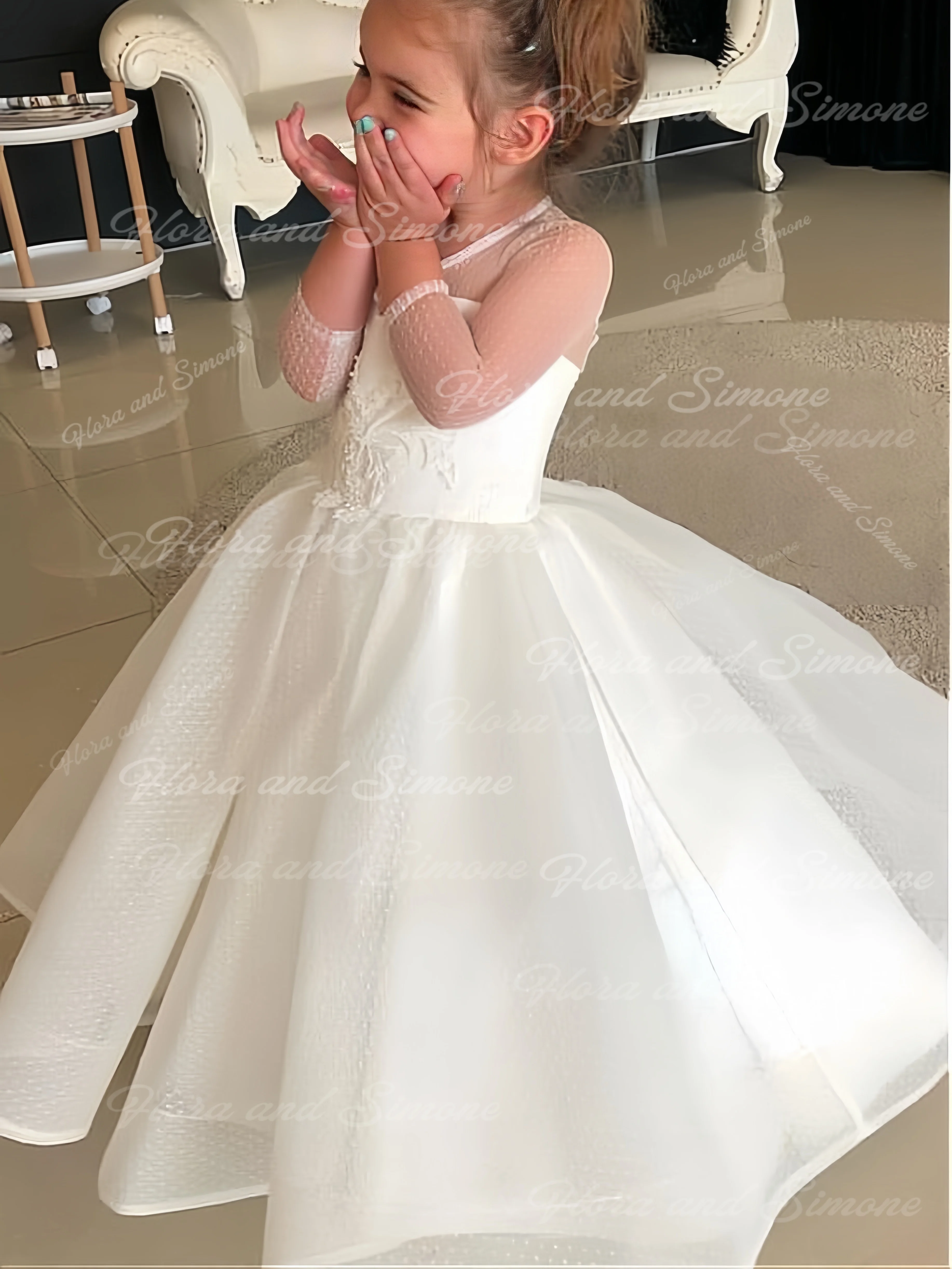 فستان فتاة الزهور بأكمام قصيرة مخصصة بدون ظهر أنيق للفتيات مزين باللون الأبيض لحفلات الزفاف للفتيات