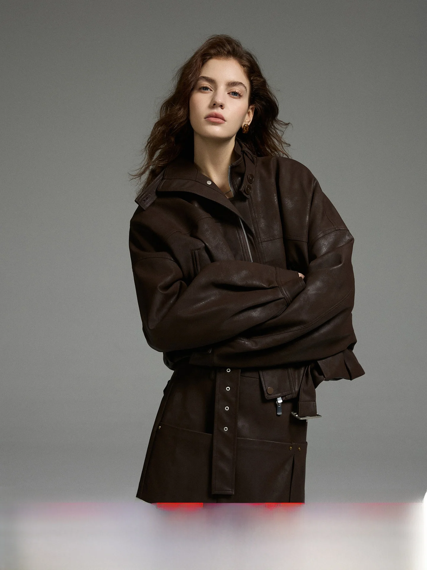 

Комплект: Женская осенне-зимняя куртка из ПУ с текстурой под металлик и хлопковая юбка в мотоциклетном стиле, повседневный дизайн