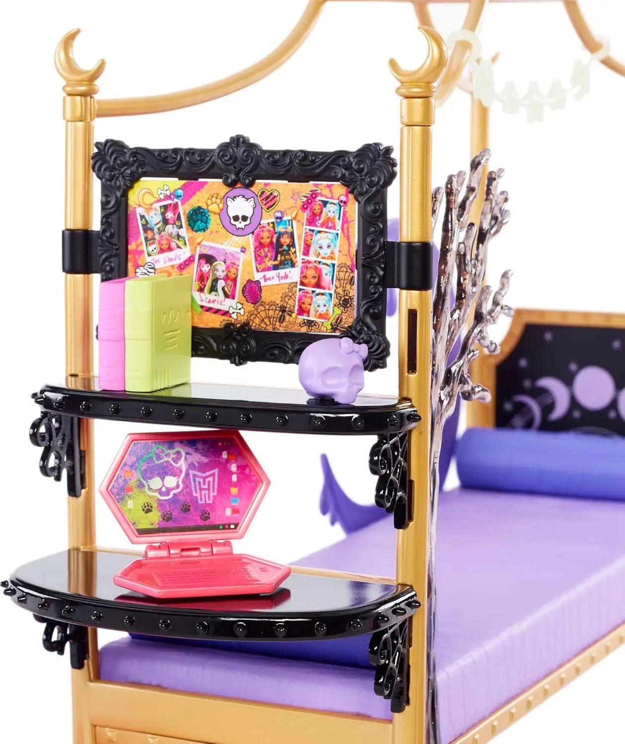غرفة نوم Clawdeen Wolf مع أثاث بيت الدمية وإكسسوارات الألعاب مثل ديكور ووجبات خفيفة مخيفة، ورقة لاصقة