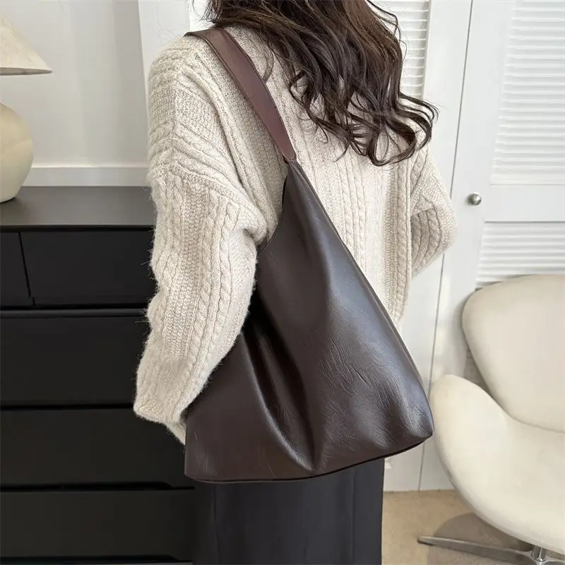 

Autumn and Winter Retro Commuting Leisure Simple Large Capacity Single Shoulder Tote Bucket Bag for Women