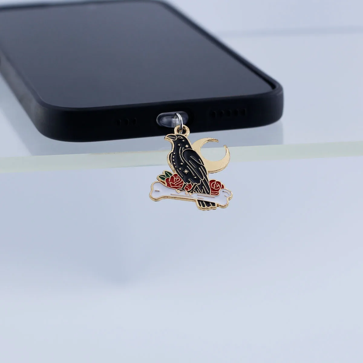 1 Stück Kunstvoller Rosen-Totenkopf-Krähen-Mond-Knochen Staubschutz-Anhänger für Mobiltelefone, Zubehör-Dekoration für iPhone und Type-C-Anschlüsse, Geschenk-Schlüsselband – Detail 9