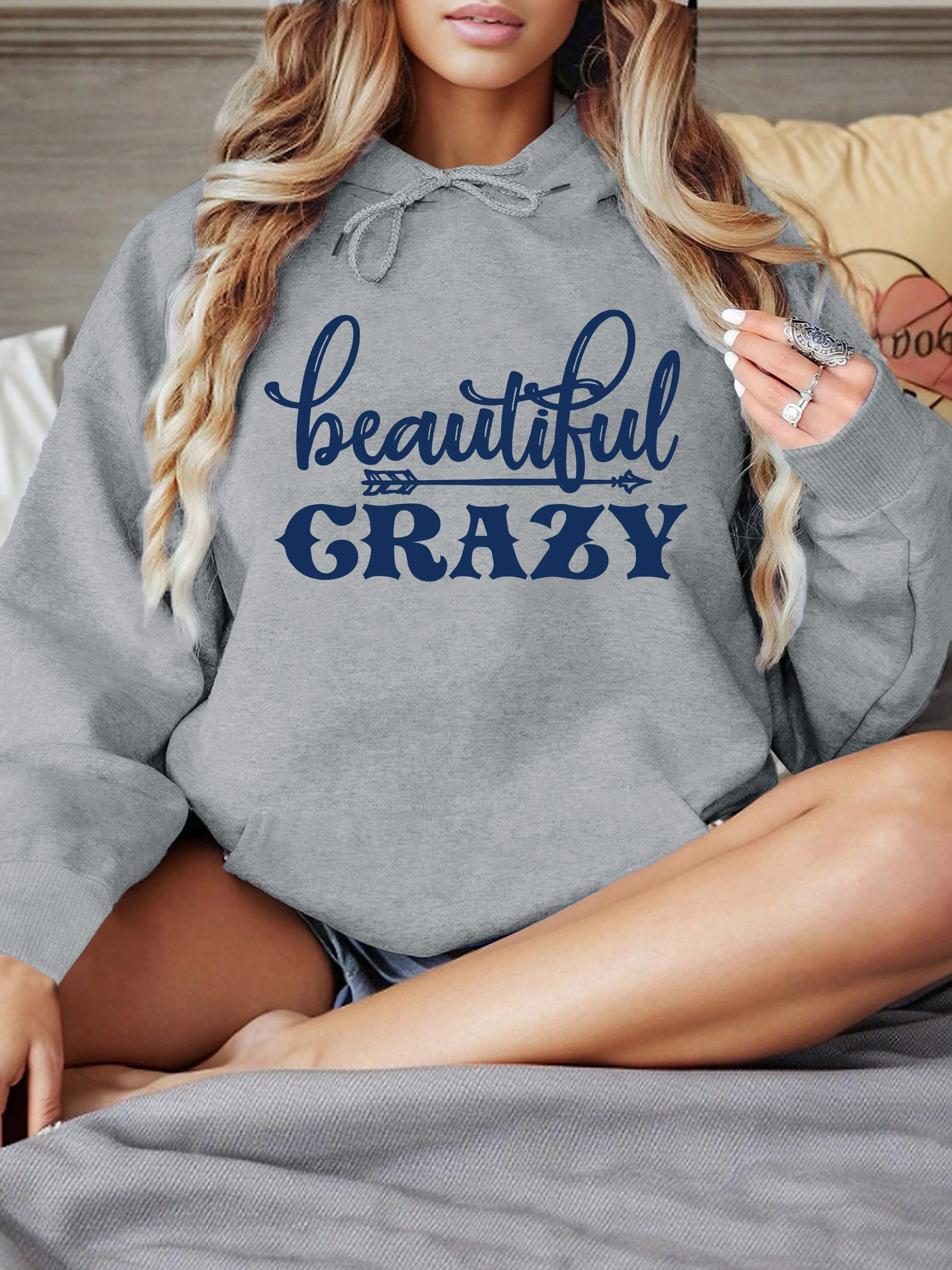 سويت شيرت نسائي كاجوال بقلنسوة مقاس كبير بنمط طباعة حروف للخريف والشتاء من الصوف ملابس الشارع كبيرة الحجم فضفاضة غير رسمية