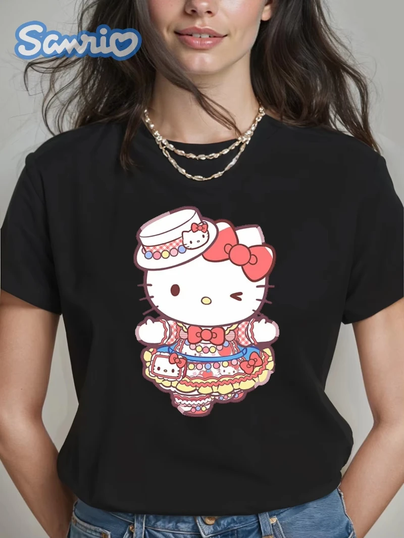 

MINISO Футболка с короткими рукавами и принтом Hello Kitty и красивой юбкой. Милый и невинный стиль. Подходит для ношения женщин. 2025 г.