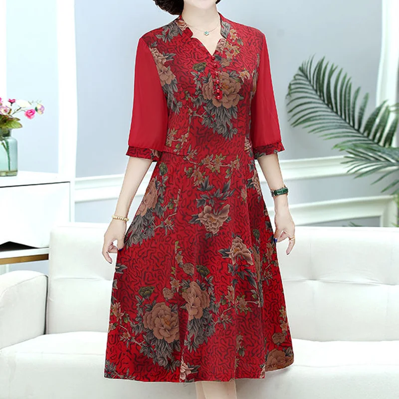 

Mom's Summer Attire Is Noble and Fashionable V-Neck Splicing Embroidered Flares Vintage Floral Printing Half Sleeve Midi Dress