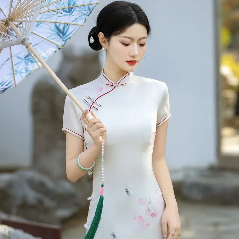 

Шелковое жаккардовое длинное Ципао 2024, весеннее новое маленькое свежее женское повседневное облегающее женское Ципао с короткими рукавами для банкета