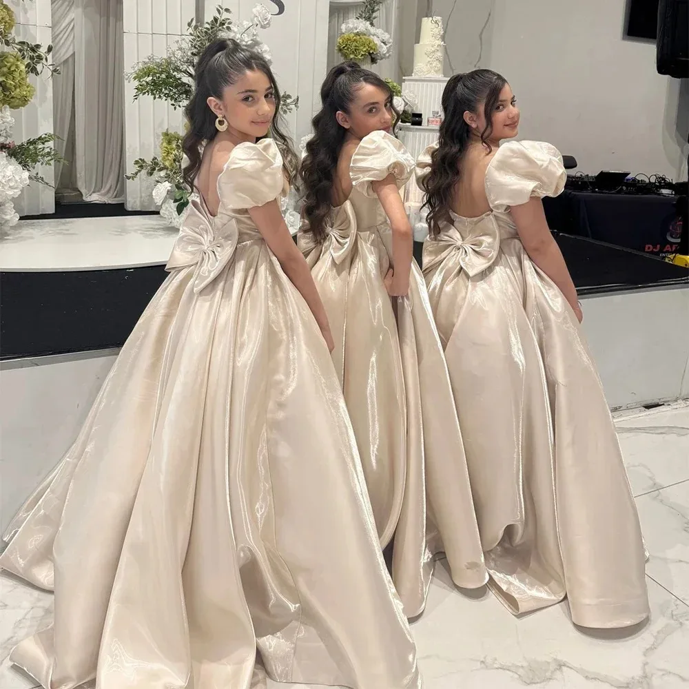 Großhandel Maßgeschneidertes Satin-Blumenmädchenkleid für Hochzeit, Puffärmel mit Schleife, bodenlanges Ballkleid, Geburtstag, Erstkommunion – Detail 3