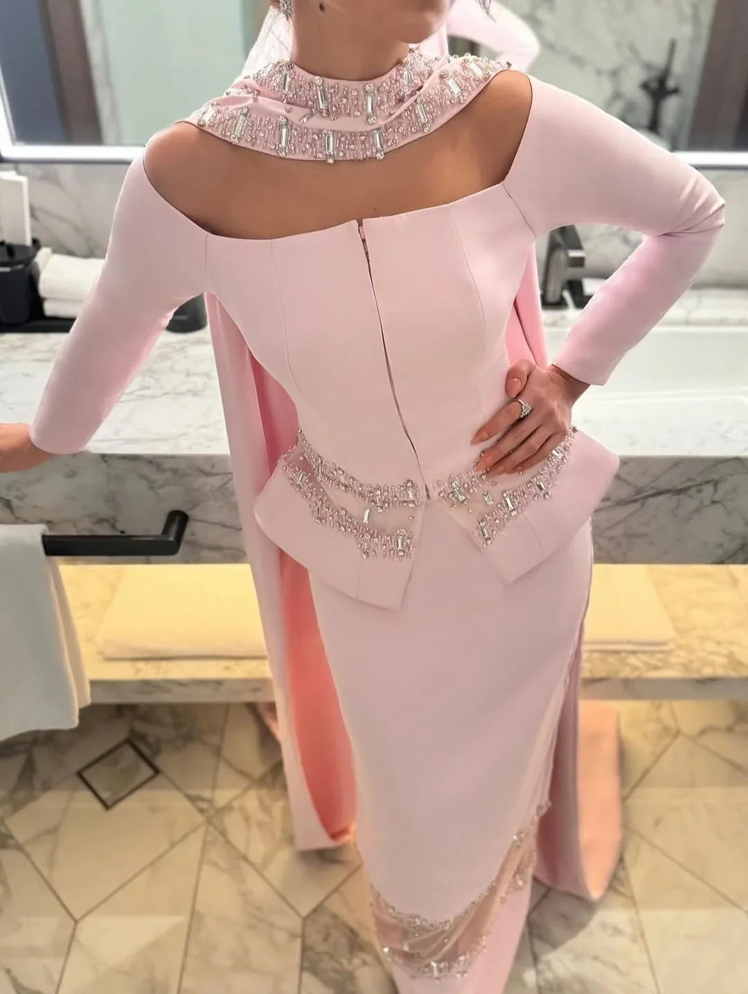 Vestidos de Noche rosas de manga larga con hombros descubiertos, vestido de fiesta con lentejuelas y cuentas, vestido de invitados de boda personalizado de Arabia Saudita