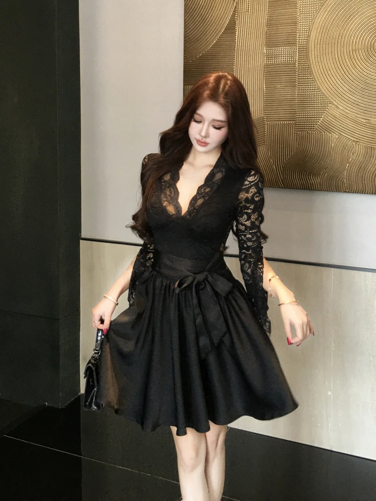 ReddaChic Czarna Mini Sukienka z Głębokim Dekoltem, Satynowa, z Rękawami 3/4 w Kształcie Dzwonka, Dekolt w Serek, Wiązana, z Kwiatową Koronką, Seksowna Sukienka na Wyjście, Odzież Damska