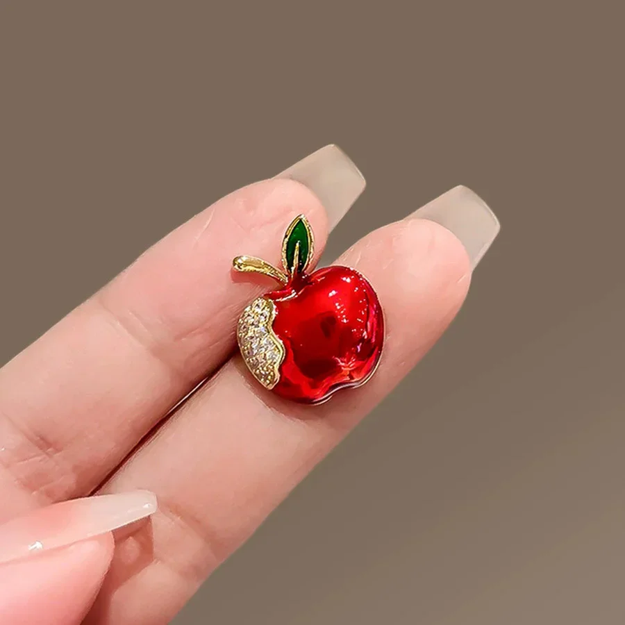 1 قطعة بروش التفاح لطيف للنساء الرجال رائعة دبابيس فاكهة التفاح العصرية اكسسوارات حفلة الصيف هدايا العيد 2025