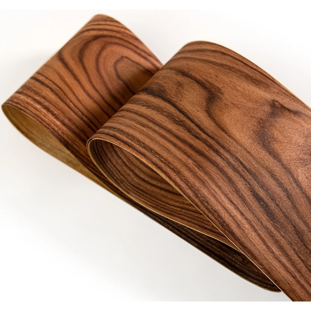 Okleina z naturalnego drewna palisandru Santos o wymiarach 18x240 cm do obudów głośnikowych, dekoracji mebli, renowacji i projektów projektowania wnętrz.