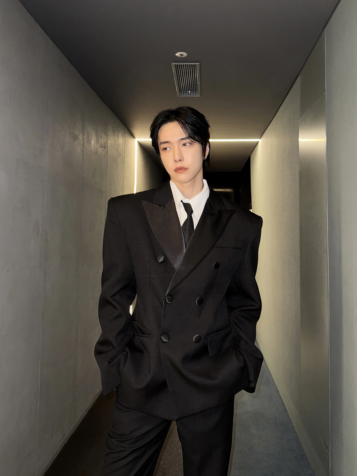 

Легкий мужской пиджак свободного кроя с подплечниками, осенне-зимний, повседневный, с зауженной талией, классический, с острыми лацканами