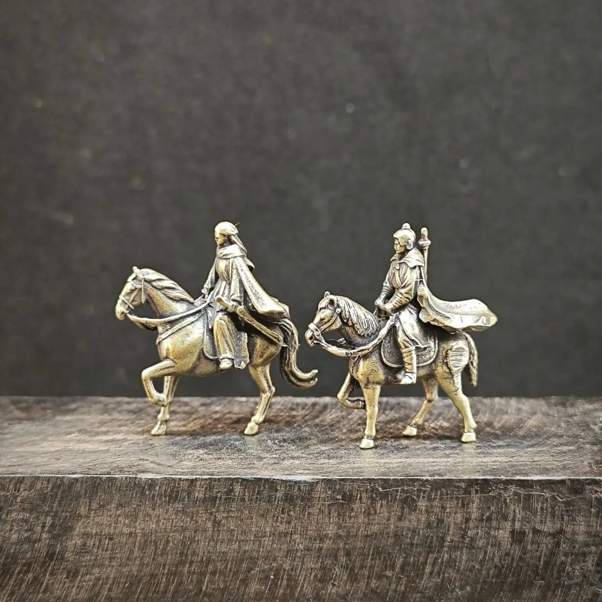 Miniature Sandbox Scene of Ancient Chinese Martial Arts Couple Riding Horses with Swords Swordsmen Figurine Display Ornament